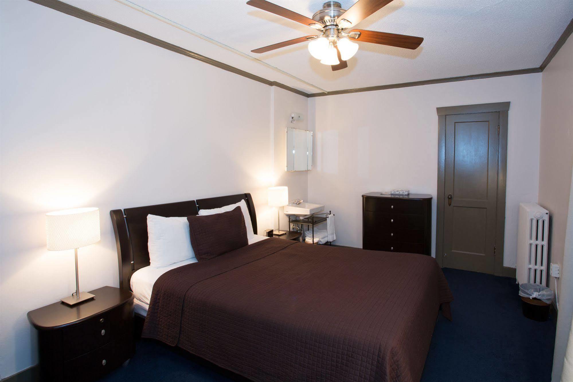 The Buchan Hotel Vancouver Extérieur photo